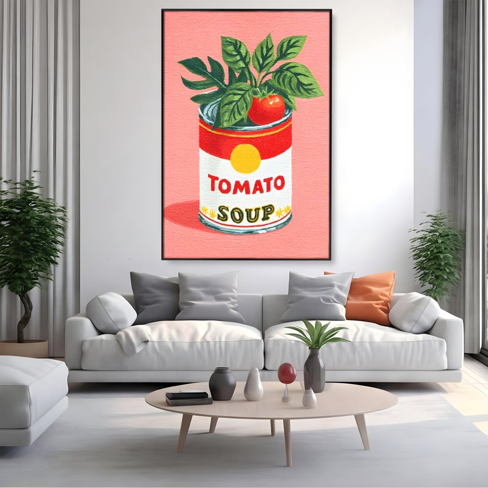 Tablou canvas cu pictura cu conserva de supa si rosie, in rama de aluminiu negru, pe perete intr-un living